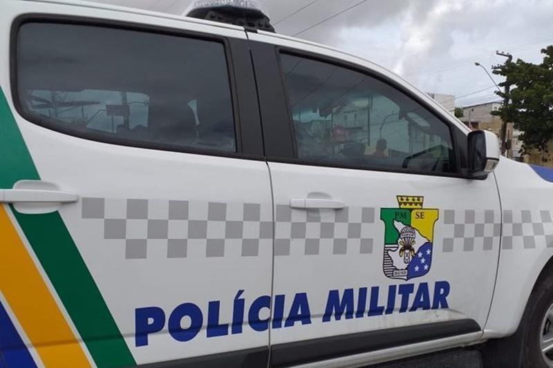 PM prende dois homens  suspeitos de danificar um ponto de ônibus no bairro Siqueira Campos