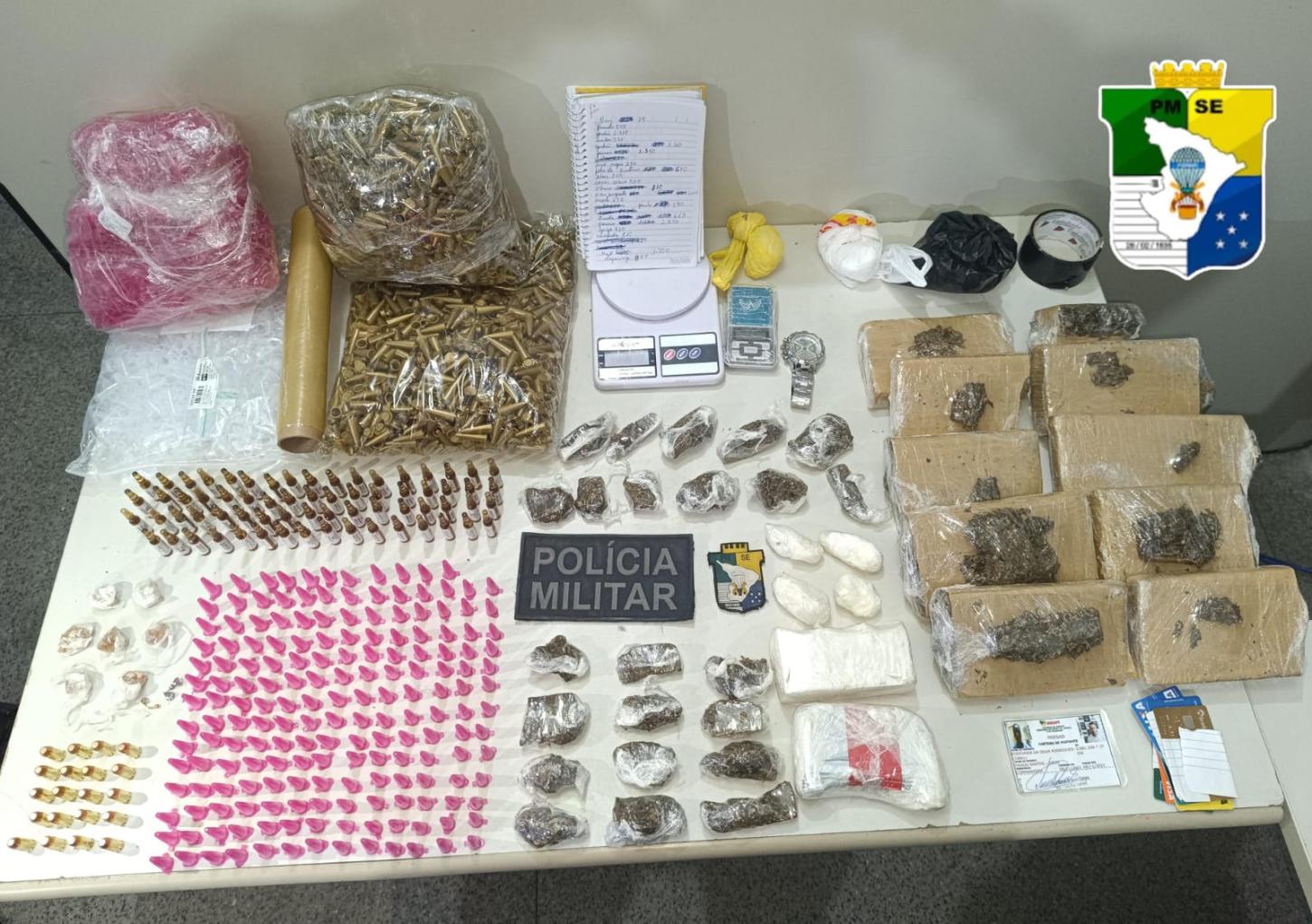 Polícia Militar desarticula esquema de tráfico de drogas, prende mulher e apreende cocaína, maconha e crack