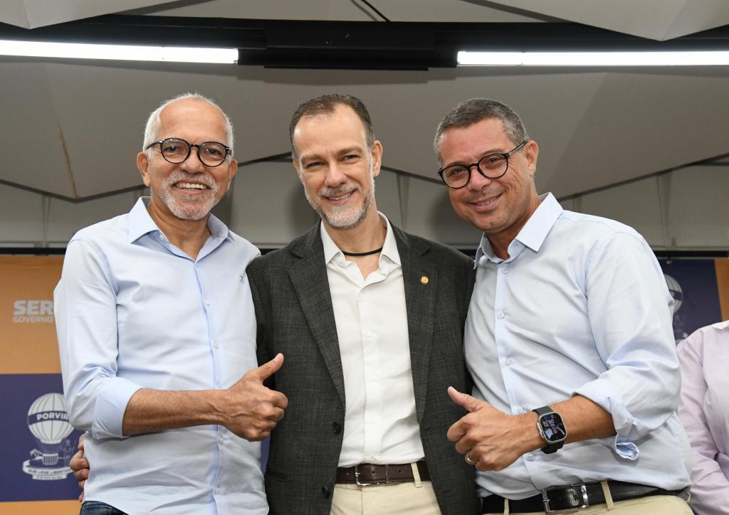 Prefeito acompanha posse de Julio Filgueira como secretário de Estado