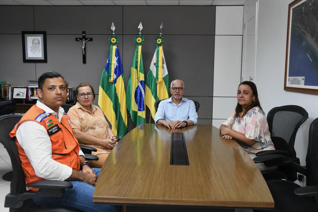 Edvaldo anuncia concessão de auxílio emergencial de um salário mínimo para vítimas do desabamento em Aracaju