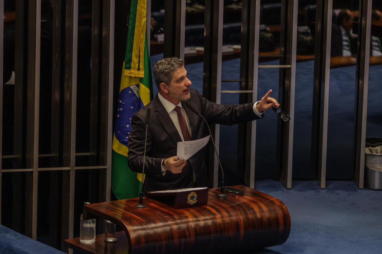 Senador Rogério Carvalho destaca união do país em defesa da democracia um ano após atentados terroristas