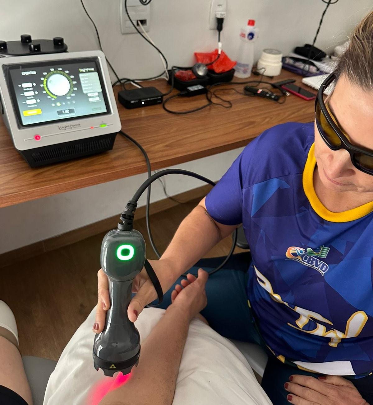 Tecnologia é utilizada na recuperação muscular das atletas de vôlei sentado