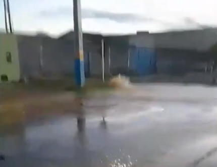 Vazamento deixa moradores sem água na Barra dos Coqueiros