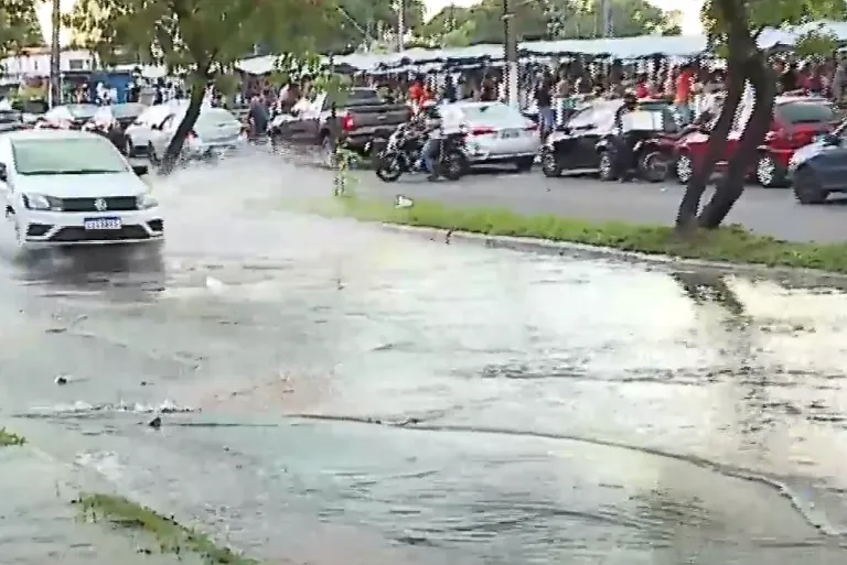 Vazamento em rede deixa rua inundada e moradores sem água no Conjunto Tamandaré em Aracaju