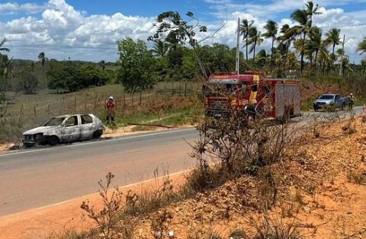 Veículo pega fogo na Av. João Bebe Água em São Cristóvão