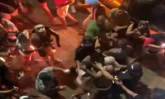 Cantor Igor Kannário é agredido por foliões após atraso de 3h