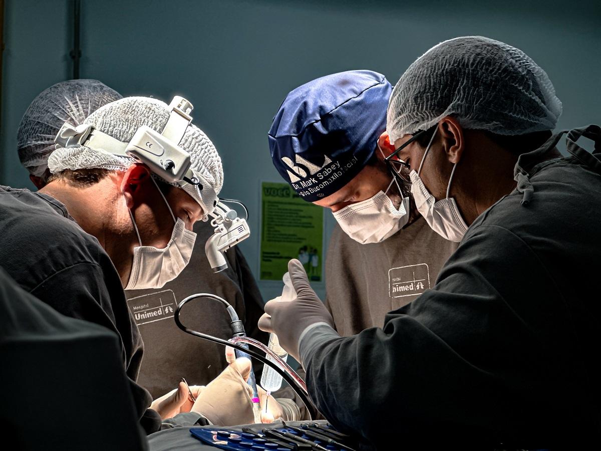 Entenda o que faz o especialista e sua importância para a saúde bucal e facial
