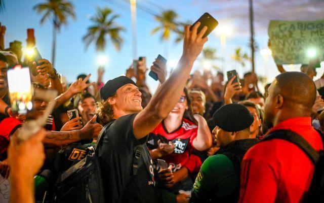 Flamengo desembarca em Aracaju com recepção centenas de torcedores