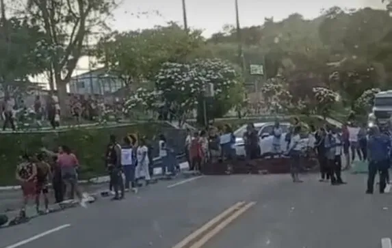 Manifestantes fecham BR-235, na altura do povoado Oiteiros, em Nossa Senhora do Socorro