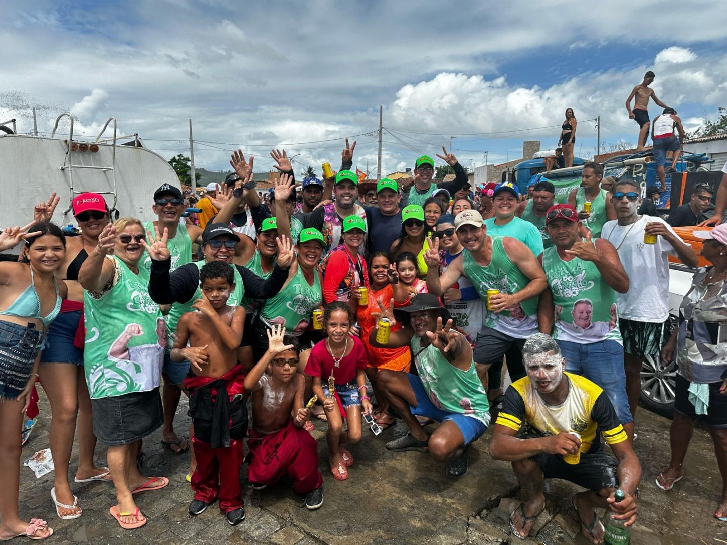 Marival Santana participa do Carnaval pelas ruas de Simão Dias