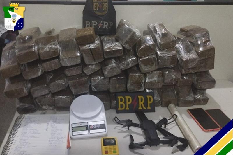 Polícia militar prende três pessoas e apreende 43 tabletes de maconha no Lourival Batista
