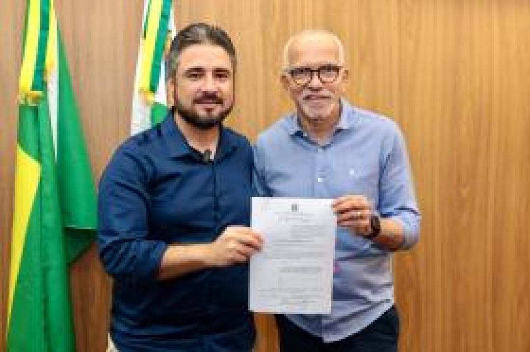 Prefeito Edvaldo entrega ao presidente da Câmara PL que reajusta salários dos conselheiros tutelares