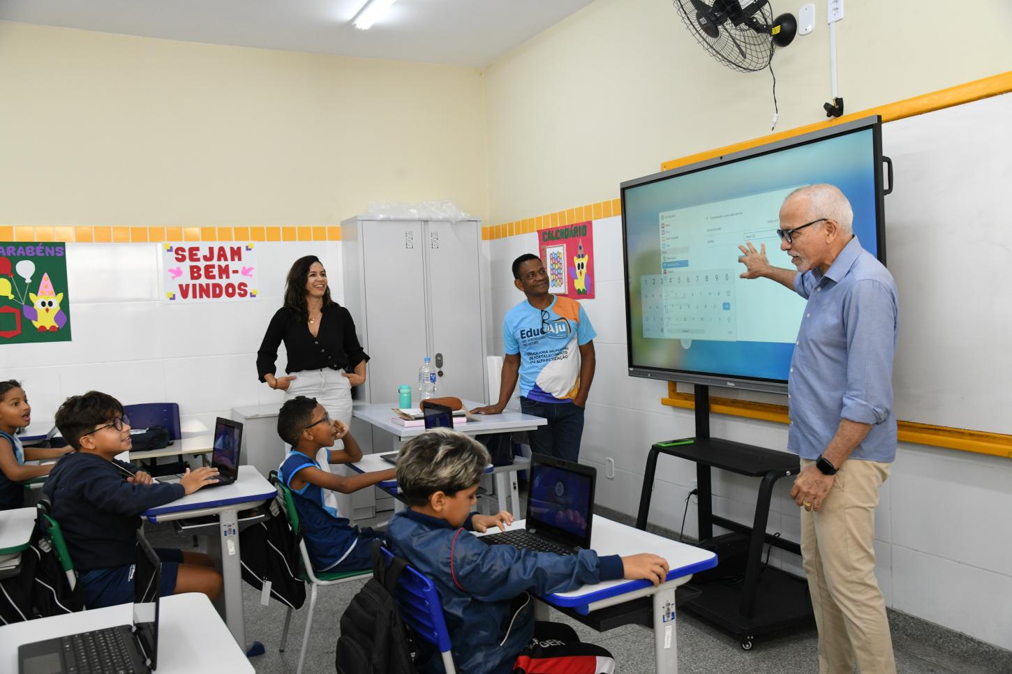 Prefeito Edvaldo visita primeira escola municipal totalmente equipada com o programa 