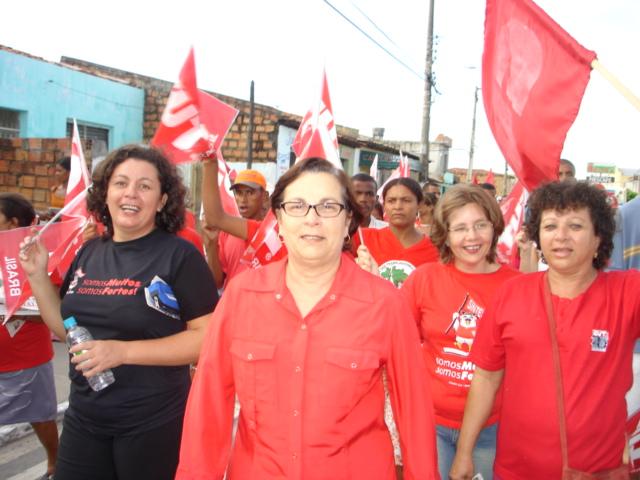 Professora Ana Lúcia é homenageada com lançamento de livro