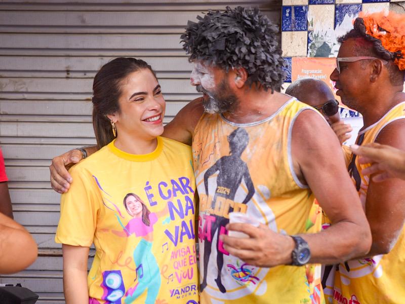 Yandra Moura prestigia diversos bloquinhos de rua durante o Carnaval