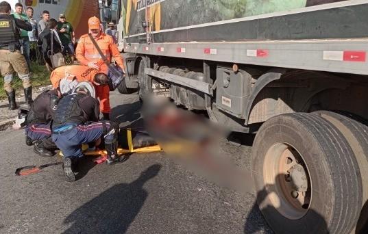 Acidente envolvendo caminhão e moto deixou uma pessoa morta e um ferido em Aracaju