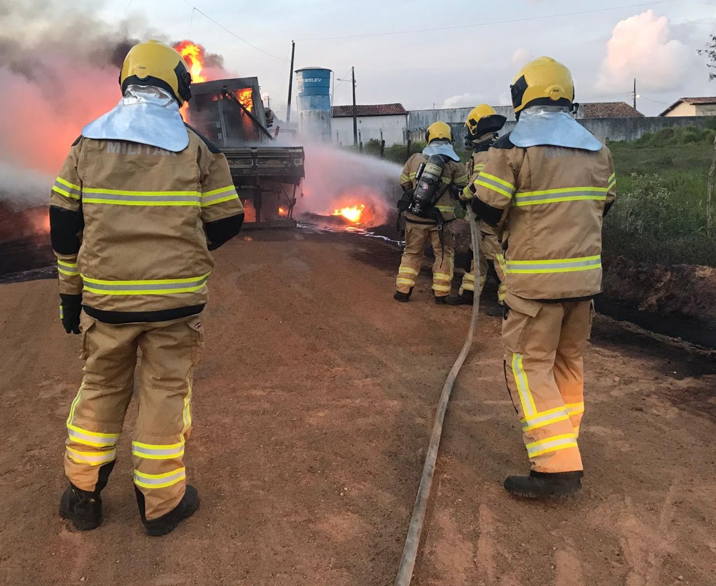 Bombeiros combatem incêndio em caminhão no povoado Caraíbas, em Itabaiana