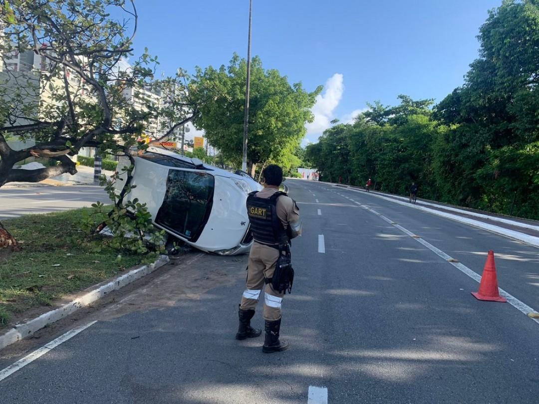 Carro de passeio capota após bater em árvore na Avenida Beira Mar