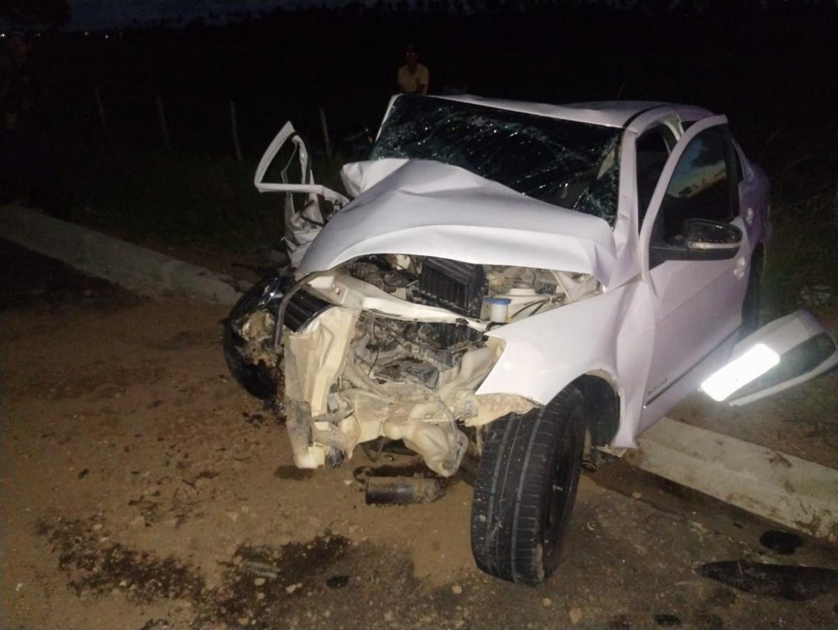 Colisão frontal envolvendo dois veículos de passeio deixa mulher de 18 anos morta e mais três feridos