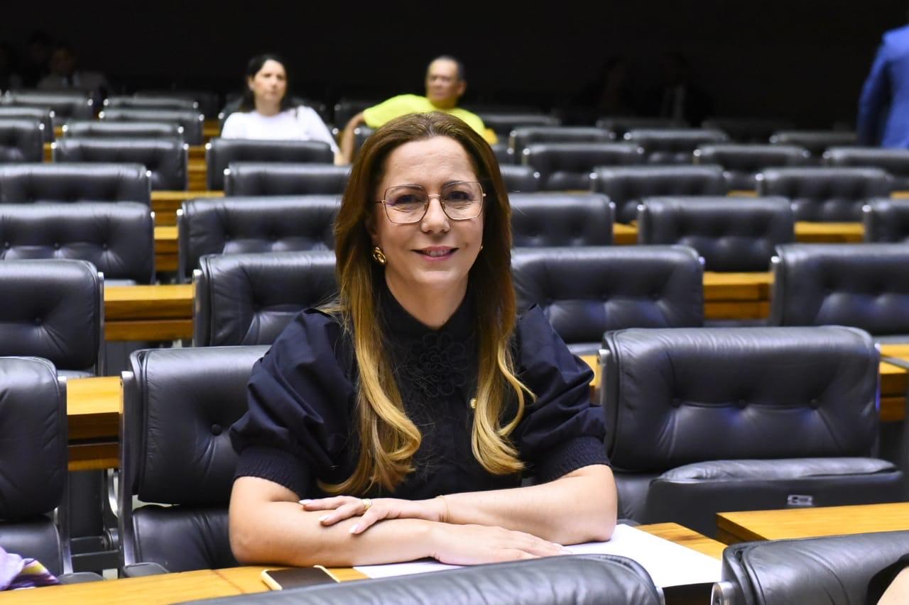 Deputada Katarina pede esclarecimentos sobre implementação da Lei de Combate ao Câncer