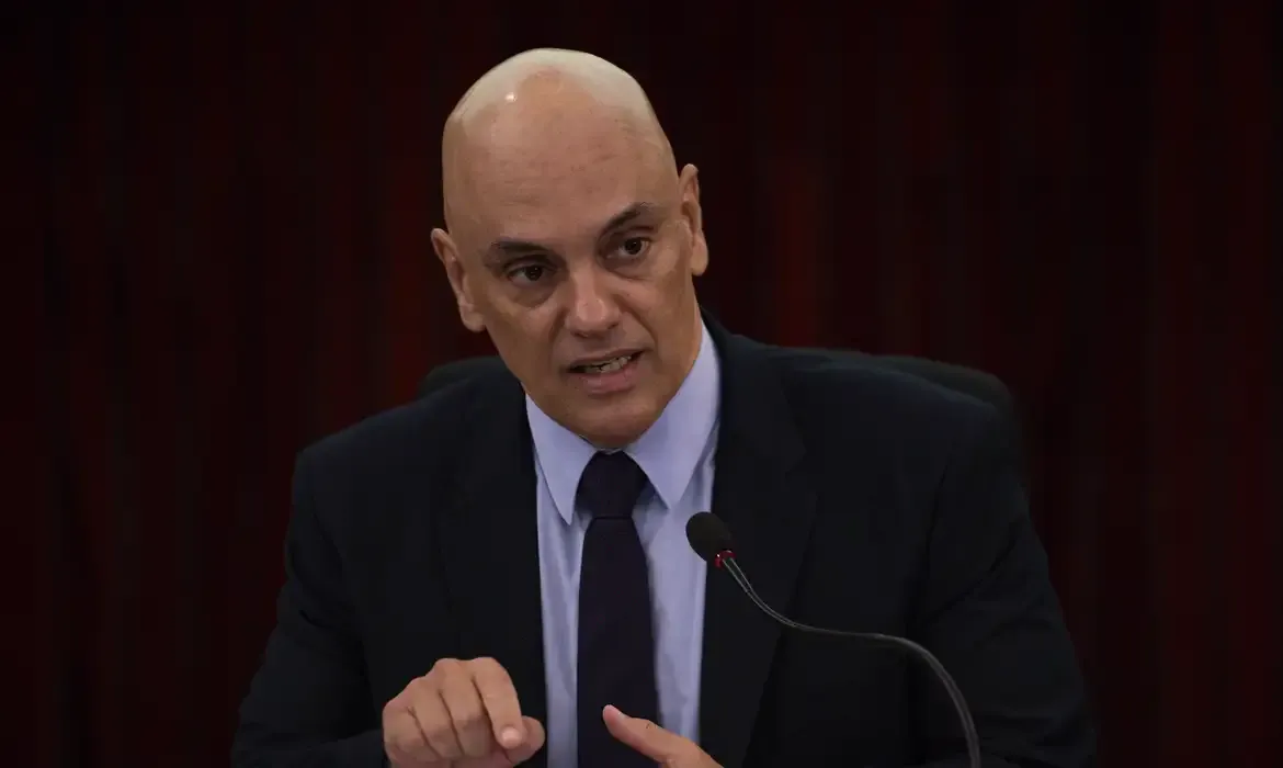 Ministro Alexandre de Moraes nega pedido de devolução de passaporte para Bolsonaro