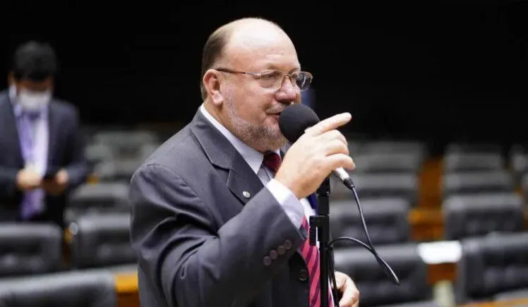 Projeto do deputado João Daniel institui validade mínima de um ano para créditos de celular pré-pago
