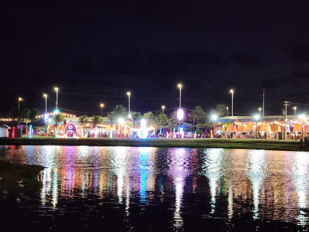Vila da Páscoa Iluminada: Um Mundo Mágico à Beira-Mar