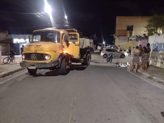 Acidente envolvendo caminhão e motocicleta deixa condutora morta no bairro Rosa Elze, em São Cristóvão