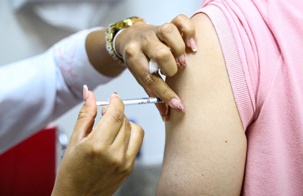 Aracaju inicia vacinação para trabalhadores em órgãos públicos e privados nesta terça-feira