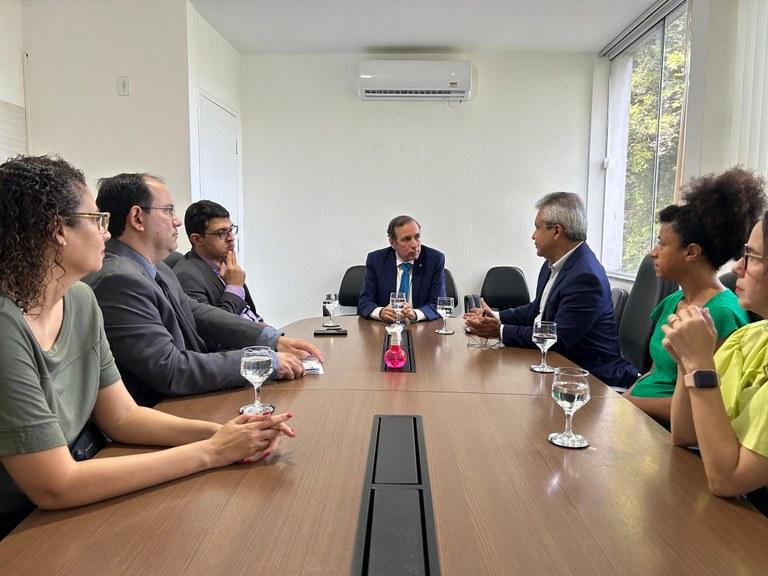 Elber acompanha famílias de pacientes da Diabetes tipo 1 em reunião na Defensoria