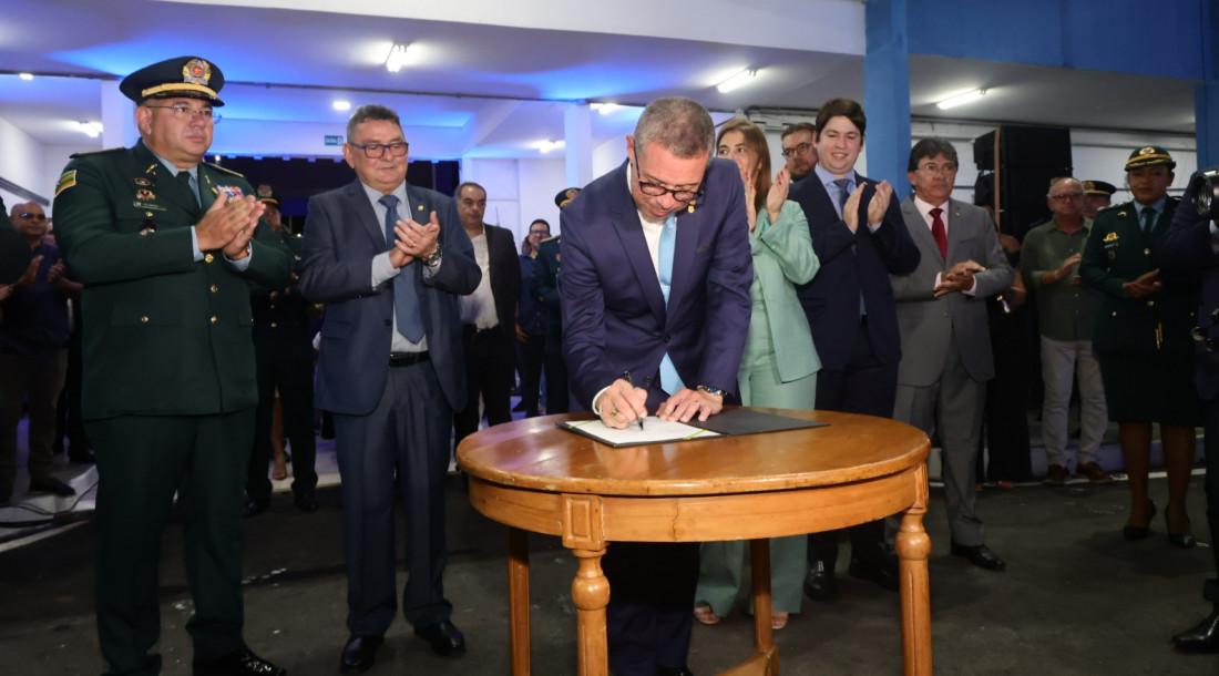 Fábio Mitidieri autoriza obras e entrega viaturas à Segurança Pública