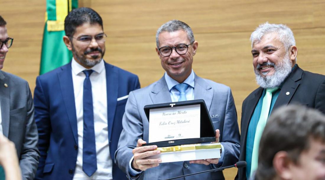 Fábio Mitidieri recebe homenagem durante sessão de 30 anos da Defensoria