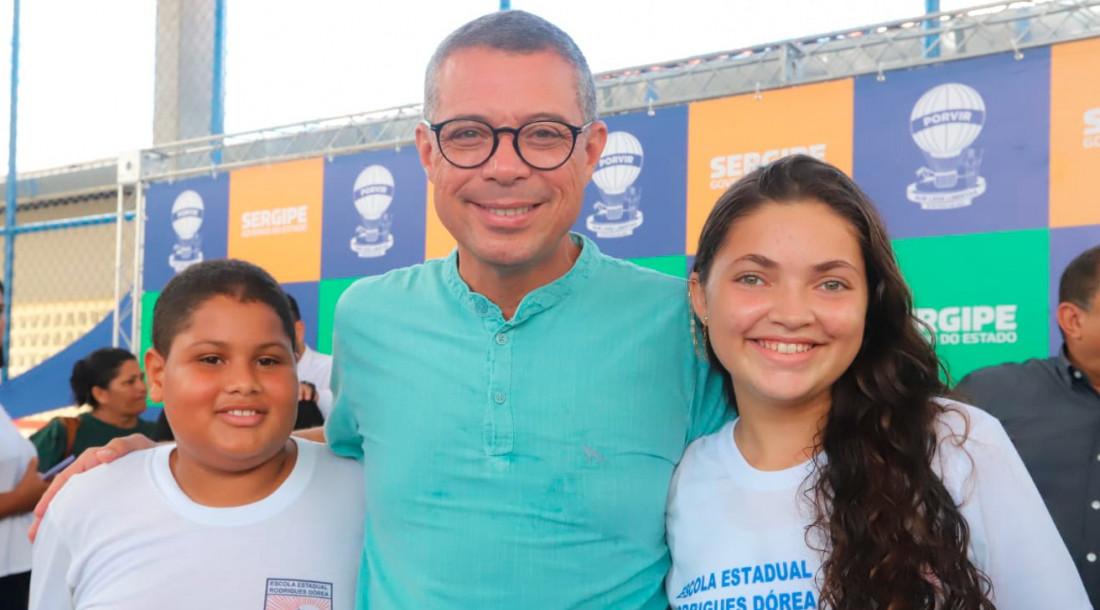 Governo de Sergipe entrega reforma de quadra poliesportiva na Escola Estadual Rodrigues Dórea, em Aracaju
