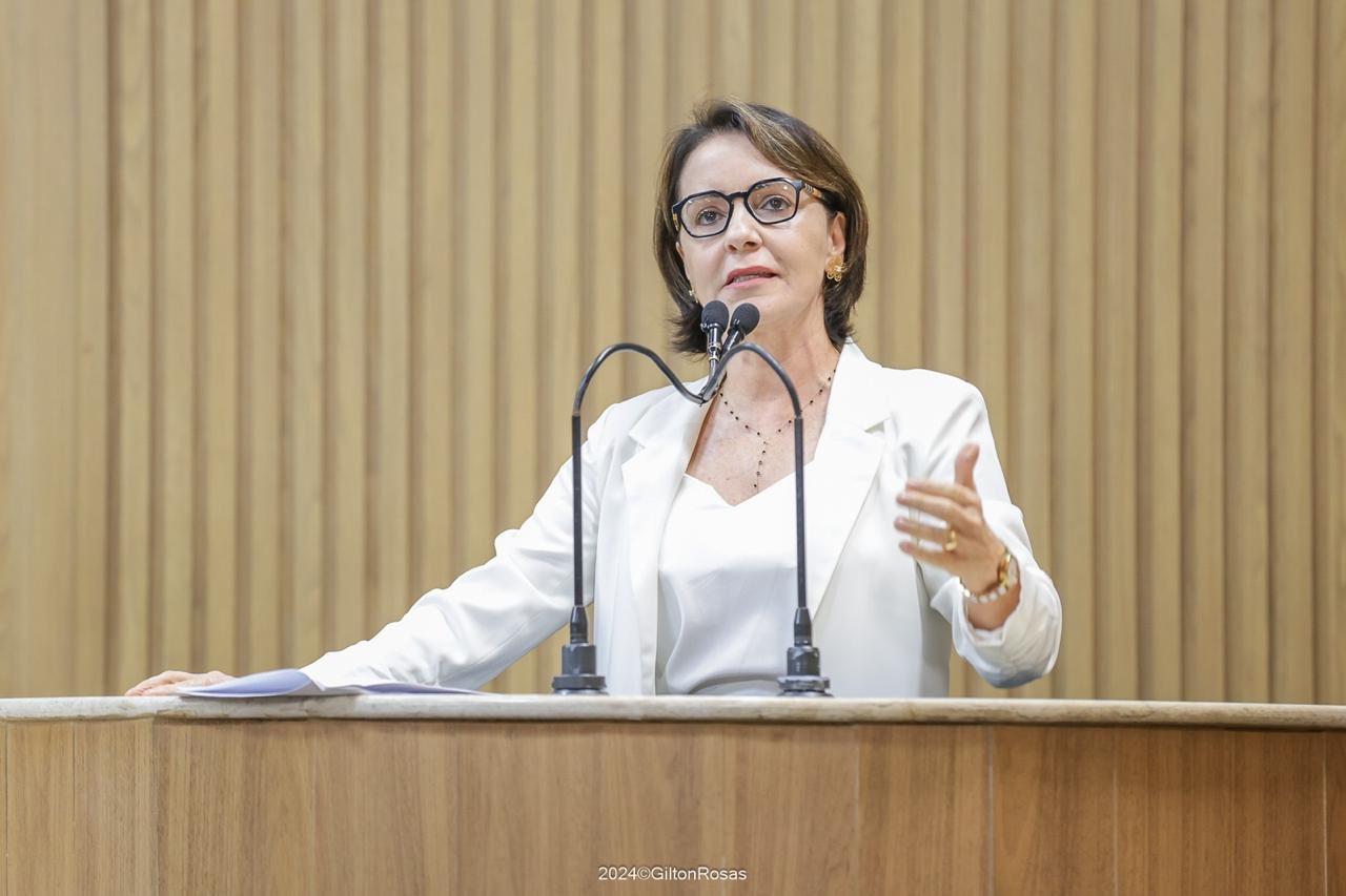 Libras: Emília ressalta a importância da Língua Brasileira de Sinais
