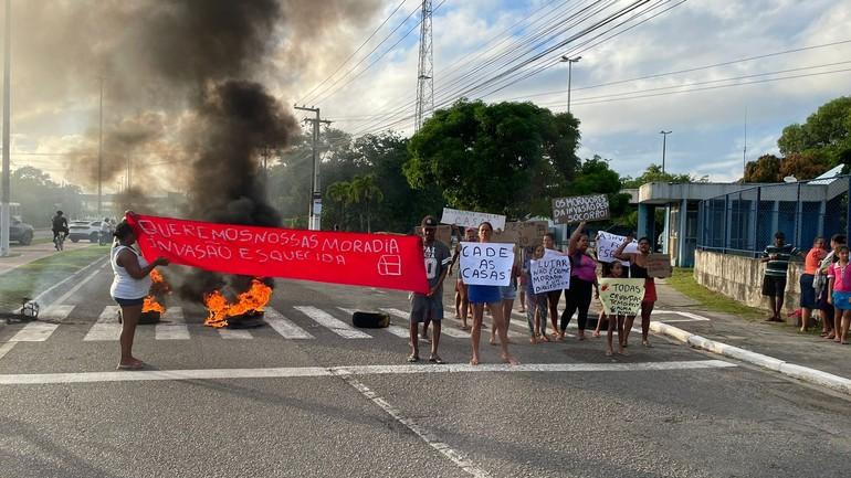 Moradores do bairro Rosa Elze fecham parte da Avenida Marechal Rondon, em São Cristóvão