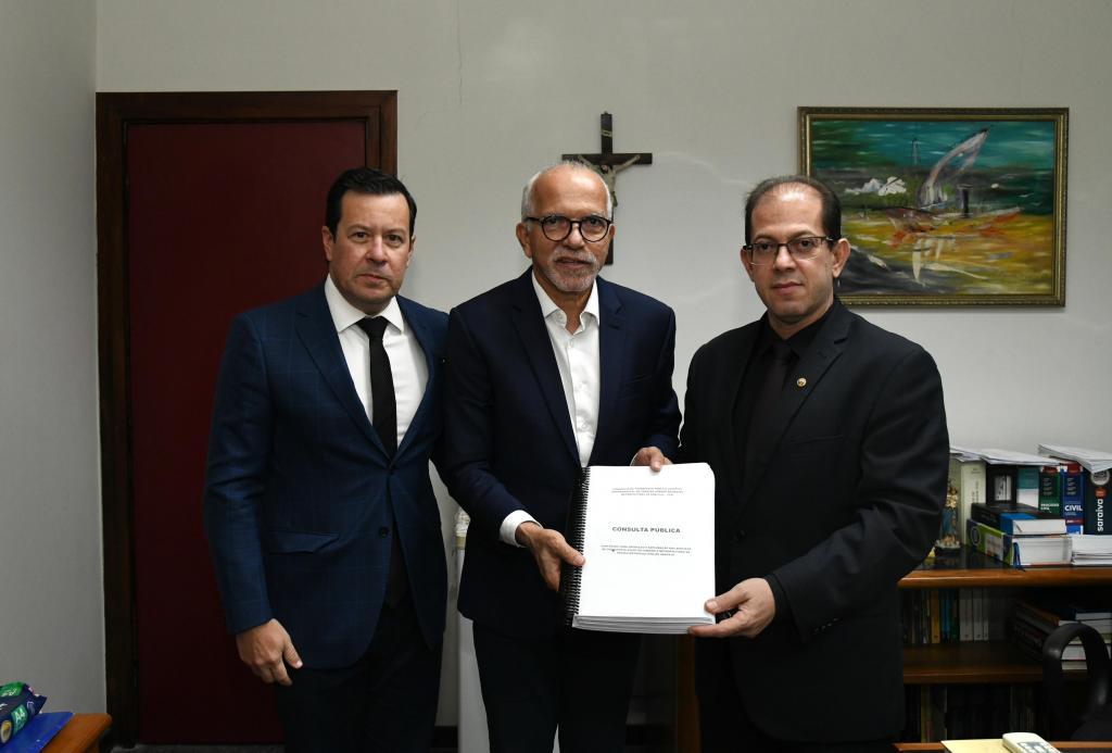 Prefeito Edvaldo entrega proposta inicial do edital de licitação do Transporte Público na 12ª Vara Cível