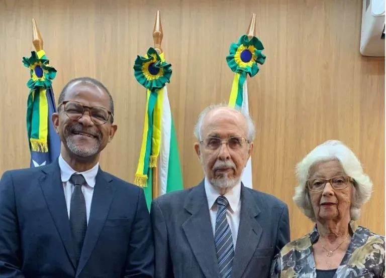 Vereador Bittencourt entrega título de cidadania aracajuana a  casal de professores