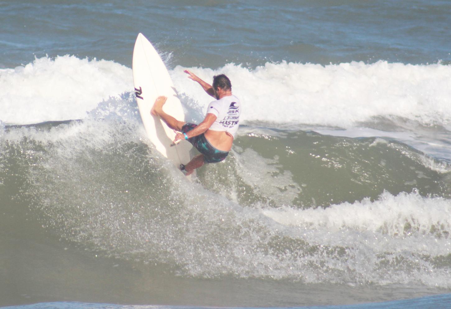 Brasileiro de surfe Master chega ao dia final em Itaporanga D'Ajuda