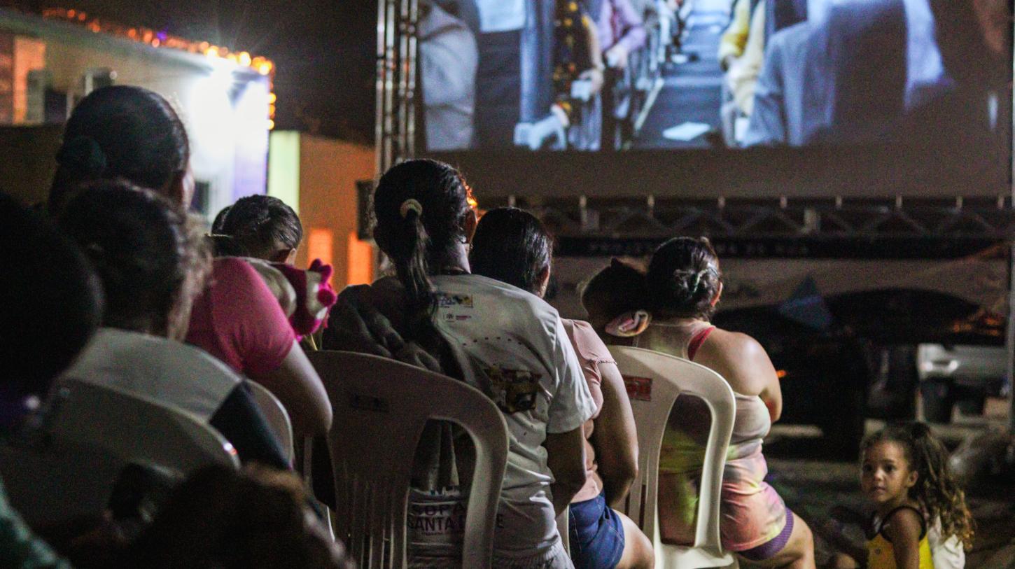 Cinema de Rua: Festival Cinema transforma Comunidade com Exibição Especial