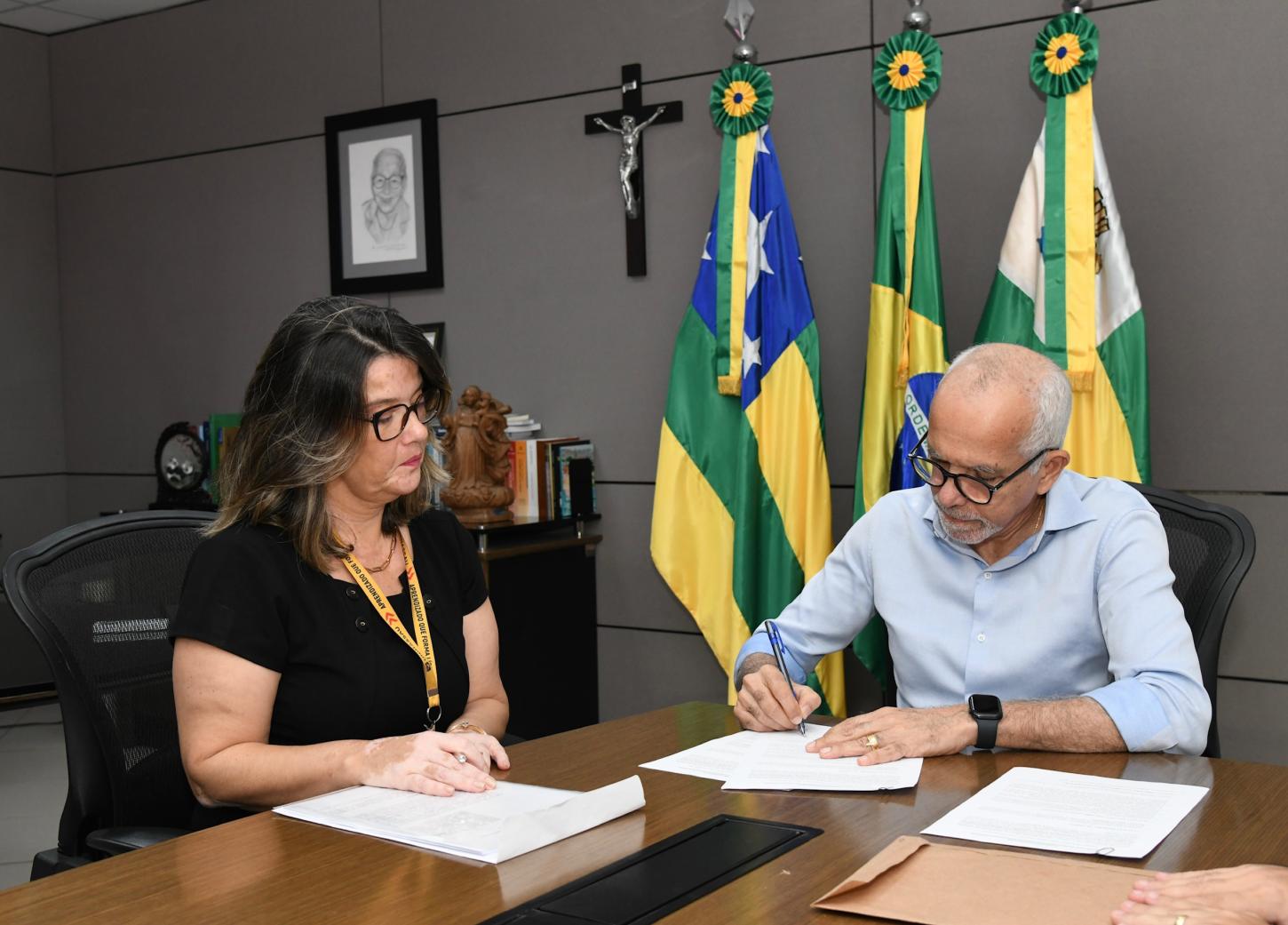 Edvaldo assina termo de adesão para abertura do curso de medicina em Centro Universitário de Aracaju