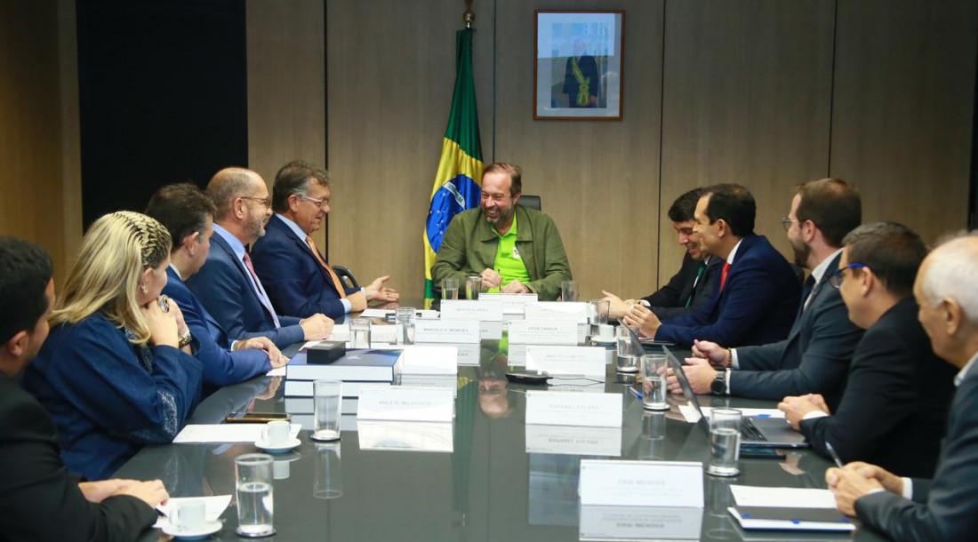 Governo de Sergipe discute projetos de petróleo e gás em reunião no Ministério de Minas e Energia