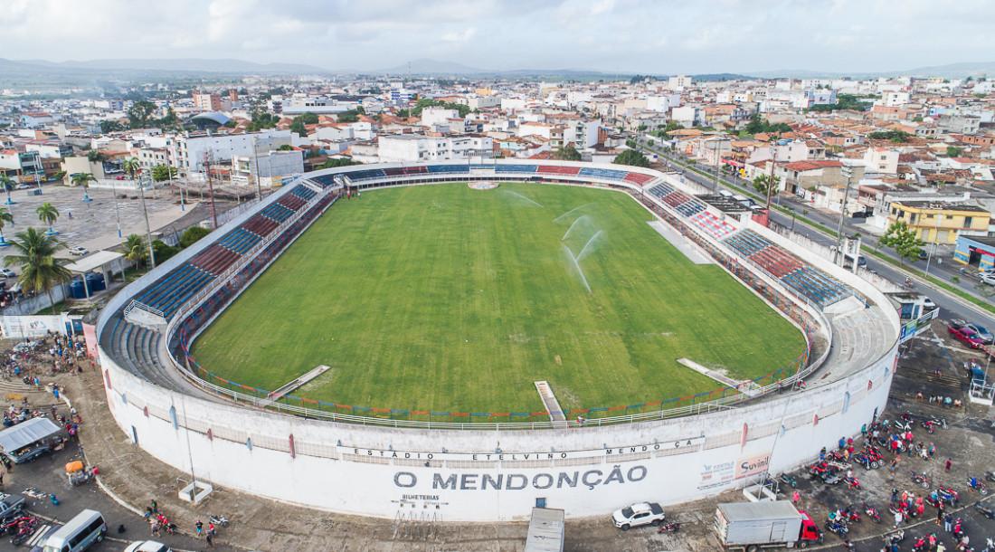 Governo do Estado vistoria obras no Estádio Etelvino Mendonça
