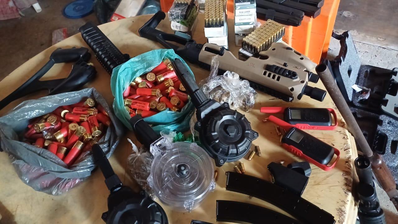 Operação da PM resulta na apreensão de armas e munições, coletes,  carregadores e uniformes camuflados