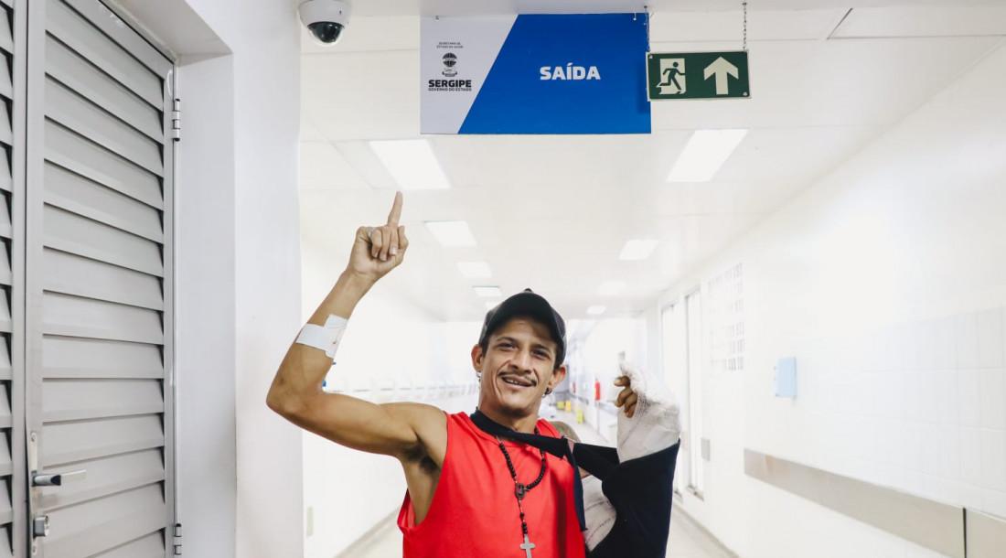 Paciente que realizou transplante de mão no Huse recebe alta e comemora sucesso do procedimento