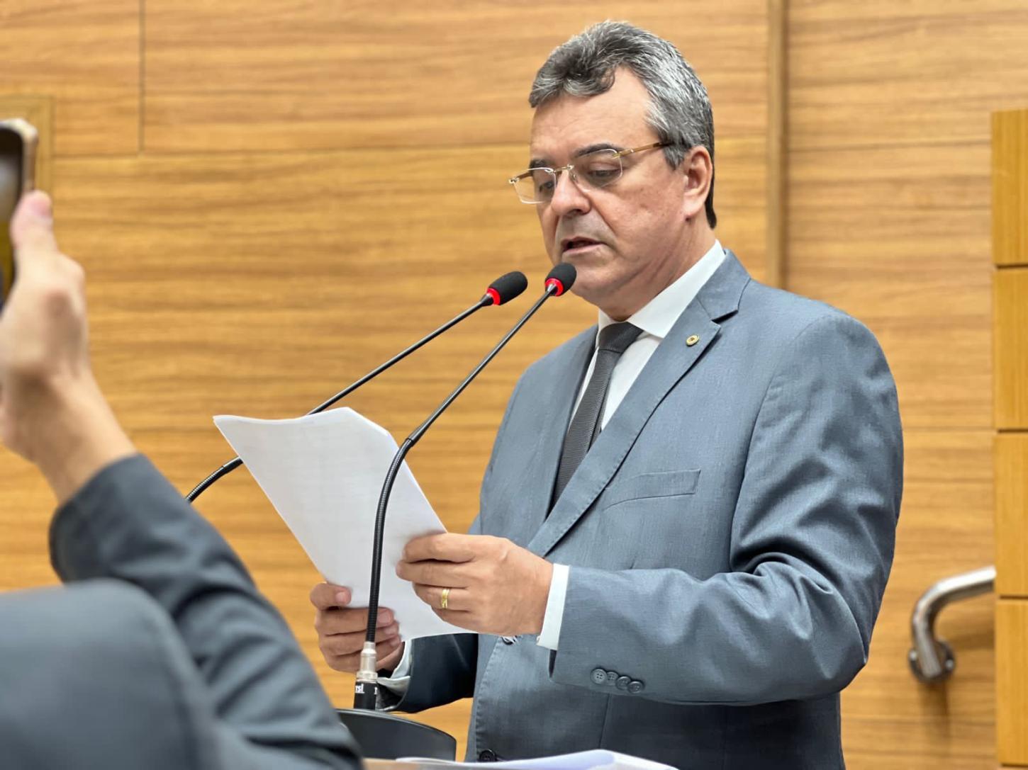 Pimentel parabeniza Governo por investir na climatização das escolas