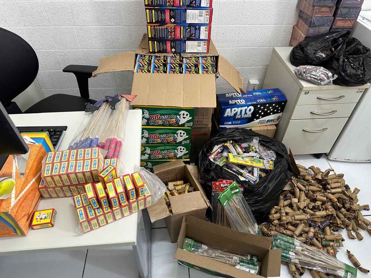 Polícia Civil apreende mais de 20 mil unidades de fogos de artifício e prende proprietário em Própria