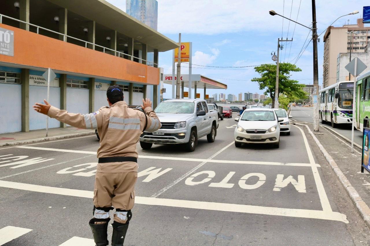 Por determinação judicial, órgãos municipais realizam demolição parcial de prédio na região central