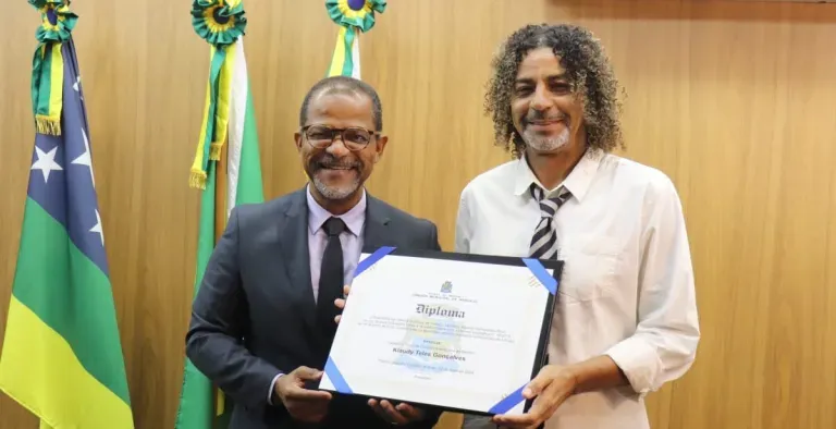 Professor Bittencourt entrega título de Cidadão Aracajuano ao publicitário Lelê Teles