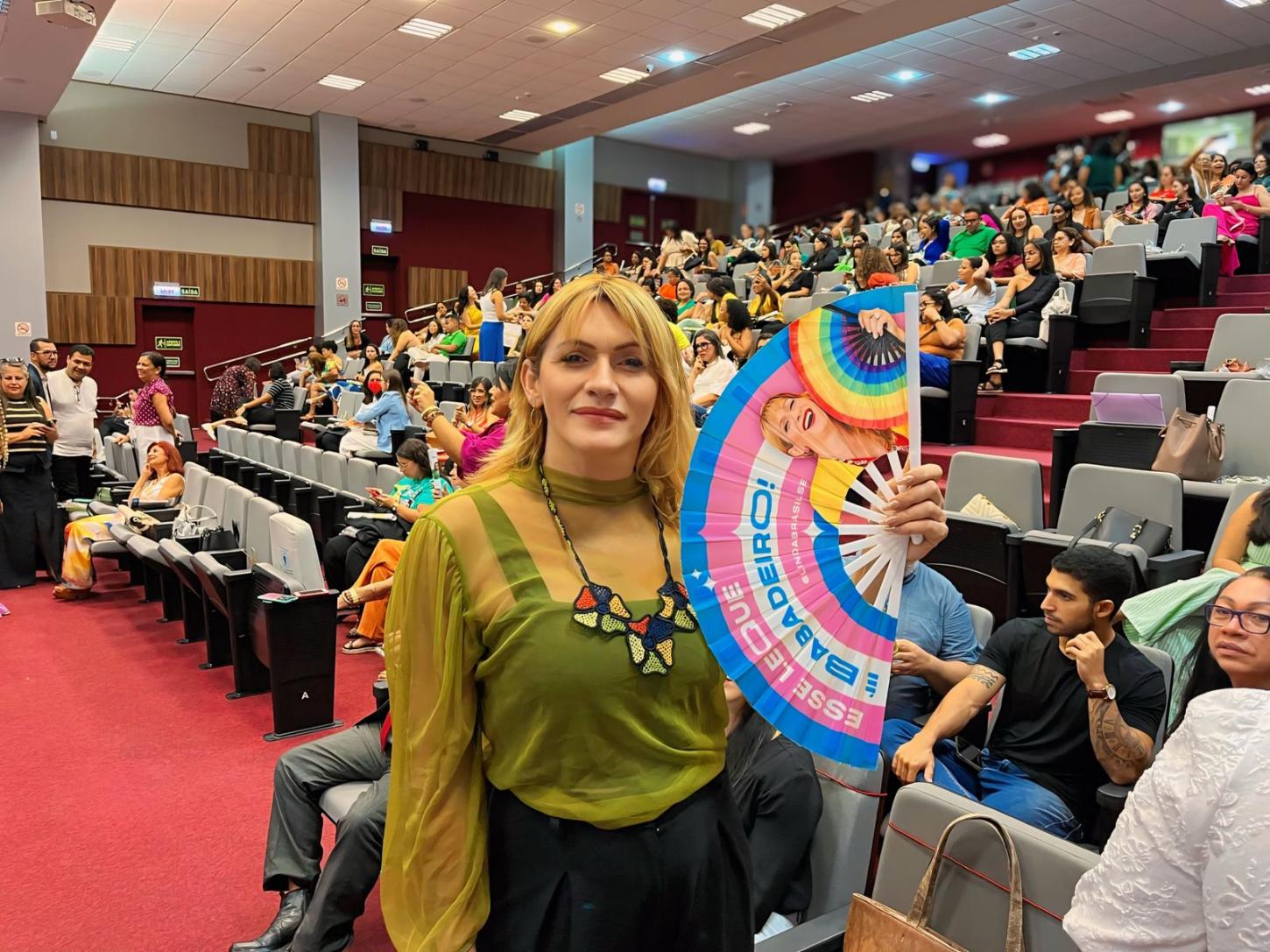 ”Vocês não podem viver reféns de políticos que não têm compromisso com a Assistência Social”, diz Linda Brasil