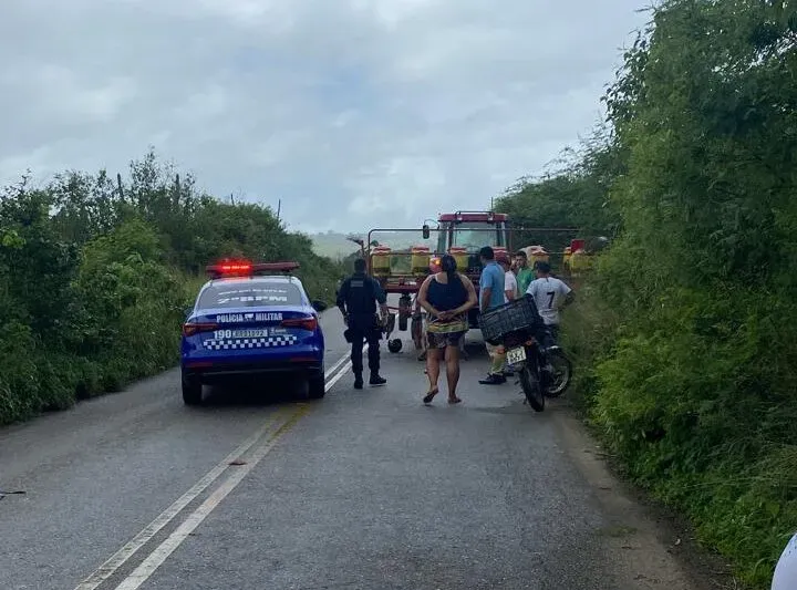 Acidente envolvendo motocicleta e trator deixa uma pessoa morta na rodovia SE-200, no município de Canhoba